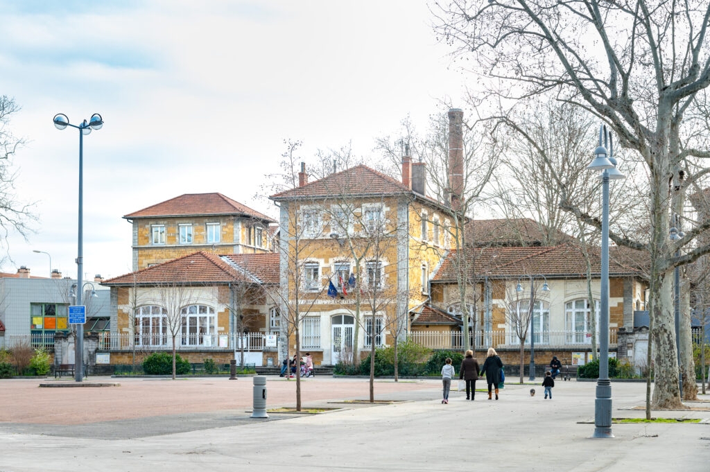 Résidence à Lyon 8 Frais de notaire offerts + cuisine à 1 € (offres promotionnelles)** • Lyon 8? • Appartements du 2 au 4 pièces duplex • Balcon, terrasse, loggia ou jardin privatif • Tramways T2, T4 et T6 à proximité • Cœur d'îlot paysager • Stationnement en sous-sol • Panneaux photovoltaïques • Commerces, écoles et services accessibles à pied • Accès rapide au centre de Lyon et aux grands axes. Résidence à Lyon 8 Frais de notaire offerts + cuisine à 1 € (offres promotionnelles)** • Lyon 8? • Appartements du 2 au 4 pièces duplex • Balcon, terrasse, loggia ou jardin privatif • Tramways T2, T4 et T6 à proximité • Cœur d'îlot paysager • Stationnement en sous-sol • Panneaux photovoltaïques • Commerces, écoles et services accessibles à pied • Accès rapide au centre de Lyon et aux grands axes.,