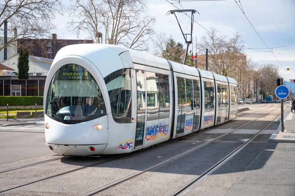 Résidence à Lyon 8 Frais de notaire offerts + cuisine à 1 € (offres promotionnelles)** • Lyon 8? • Appartements du 2 au 4 pièces duplex • Balcon, terrasse, loggia ou jardin privatif • Tramways T2, T4 et T6 à proximité • Cœur d'îlot paysager • Stationnement en sous-sol • Panneaux photovoltaïques • Commerces, écoles et services accessibles à pied • Accès rapide au centre de Lyon et aux grands axes. Résidence à Lyon 8 Frais de notaire offerts + cuisine à 1 € (offres promotionnelles)** • Lyon 8? • Appartements du 2 au 4 pièces duplex • Balcon, terrasse, loggia ou jardin privatif • Tramways T2, T4 et T6 à proximité • Cœur d'îlot paysager • Stationnement en sous-sol • Panneaux photovoltaïques • Commerces, écoles et services accessibles à pied • Accès rapide au centre de Lyon et aux grands axes.,