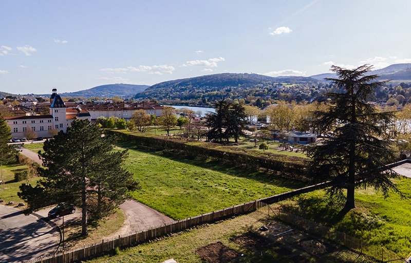 Résidence à Neuville sur Saône Idéalement situé, Arrêt de bus à 200 mètres, Commune recherchée,