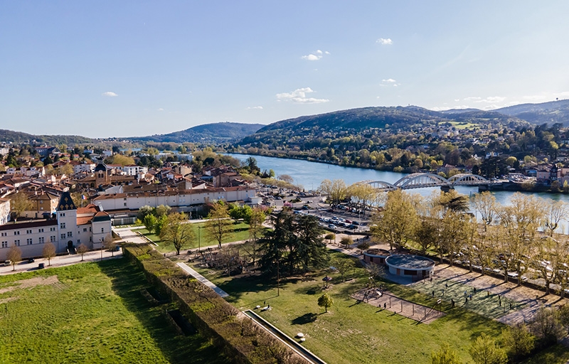 Résidence à Neuville sur Saône Idéalement situé, Arrêt de bus à 200 mètres, Commune recherchée,